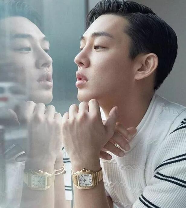 Yoo Ah In matched yellow gold Santos De Cartier duplication watch with white fashionable clothes.