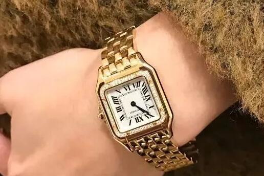 Luxury Cartier fake watches are made of yellow gold.