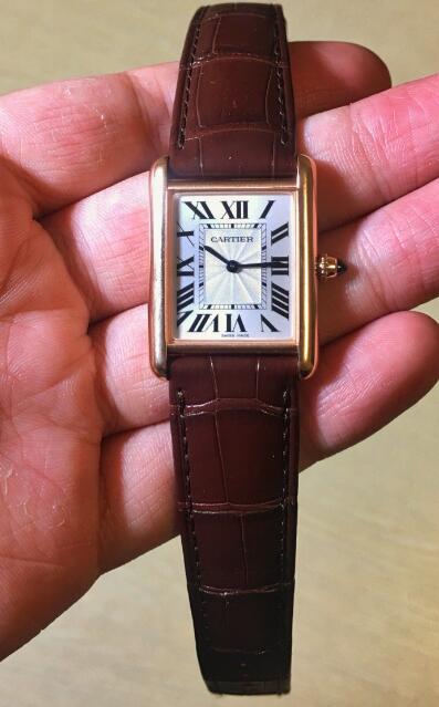 Swiss-made imitation watches present the delicate effect.